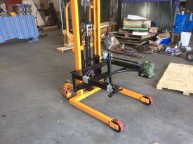 Bin lifter rotator for lifting and emptying wheelie bins, manual operation - picture0' - Click to enlarge