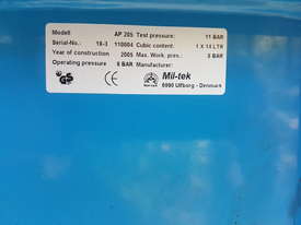 Compactor for waste material Requires compressed air - picture0' - Click to enlarge