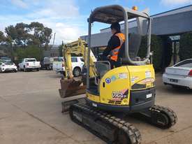 2013 YANMAR VIO27-5 WITH LOW 1650 HOURS, HITCH AND BUCKETS. ONE OWNER - picture2' - Click to enlarge