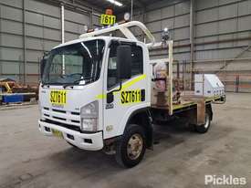 2011 Isuzu NPS300 - picture2' - Click to enlarge