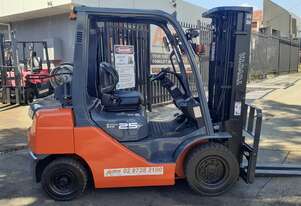 ACTIVE FORKLIFTS - Late Series 2012 model Toyota Forklift For Sale 8fg25 Container entry mast solid