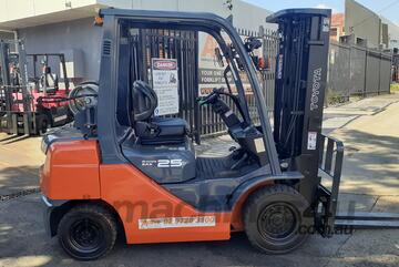 ACTIVE FORKLIFTS - Late Series 2012 model Toyota Forklift For Sale 8fg25 Container entry mast solid ACTIVE FORKLIFTS - Late Series 2012 model Toyota Forklift For Sale 8fg25 Container entry mast solid
