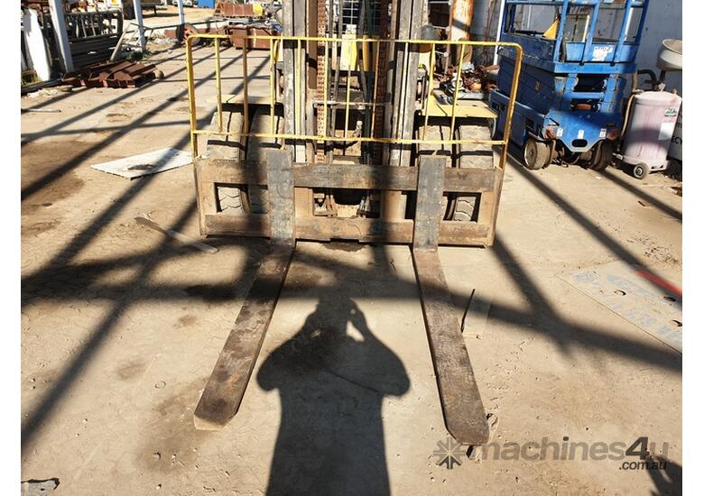 caption Hyster H5.00XL Forklift