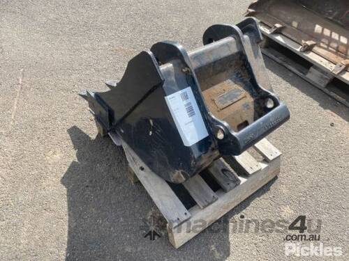 Bobcat Digging Bucket - Bucket Measurements: 430mm,Serial No: 6733165