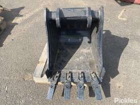 Bobcat Digging Bucket - Bucket Measurements: 430mm,Serial No: 6733165 - picture1' - Click to enlarge