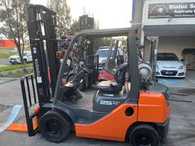 2017 Toyota 2.5 tonne forklift  - picture1' - Click to enlarge