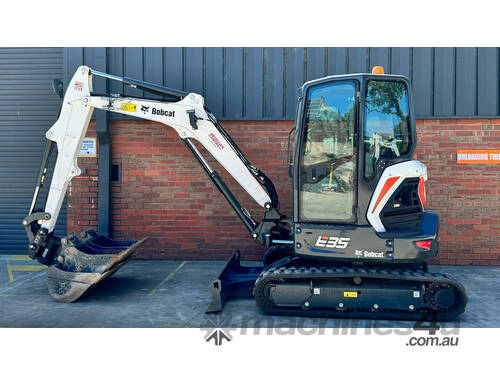 Near NEW Bobcat E35 with Tilt Hitch & Buckets