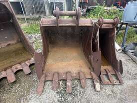 Set Of CAT Excavator Buckets - picture0' - Click to enlarge