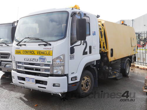 02/2014 ISUZU FH FRR 600 PREMIUM SWEEPER TRUCK