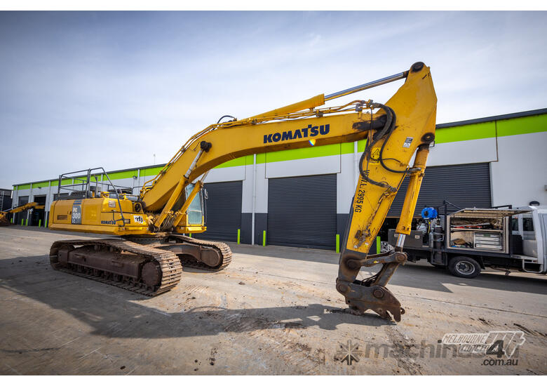caption KOMATSU PC300LC-8 EXCAVATOR