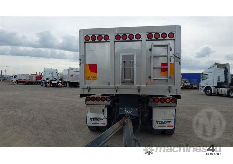 caption Freightliner Cascadia