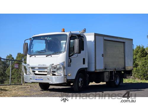 caption 2011 Isuzu NPR 200 SWB