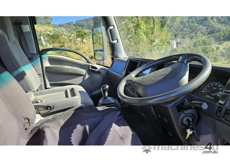caption 2011 Isuzu NPR 200 SWB