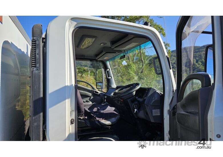 caption 2011 Isuzu NPR 200 SWB