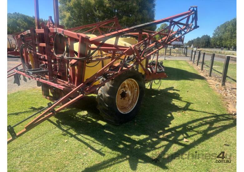 caption 2004 Hardi 2700L / 20m Trailing Sprayer