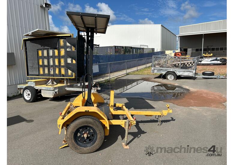 caption 2013 Giga Signs PTL2 Traffic Light Trailer Set