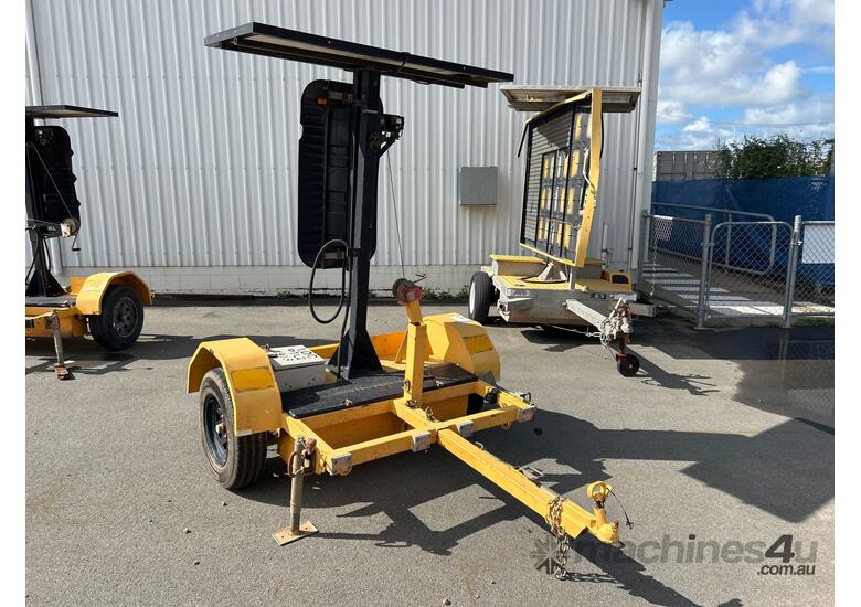 caption 2013 Giga Signs PTL2 Traffic Light Trailer Set