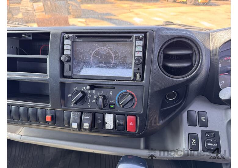 caption 2018 Hino 300 2 4x2 Tilt Tray