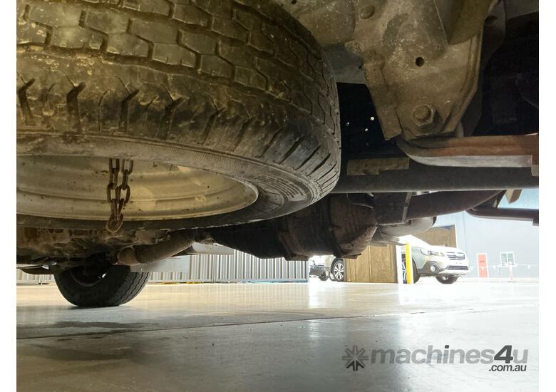 caption 2009 Isuzu N Series Cab Chassis