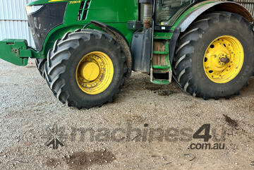 John Deere 7230R FWA/4WD Tractor John Deere 7230R FWA/4WD Tractor