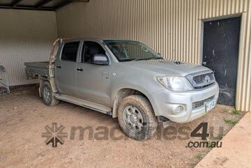 Toyota Hilux 3.0 D4D SR Dual Cab Flat Tray