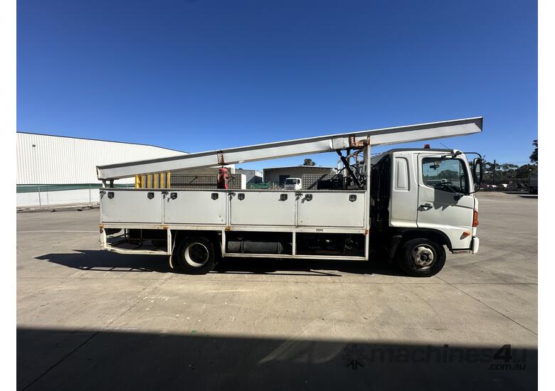 2005 Hino FD500 4x2 Service Truck
