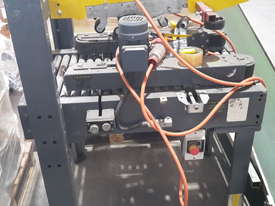 Carton tapping machine - picture0' - Click to enlarge