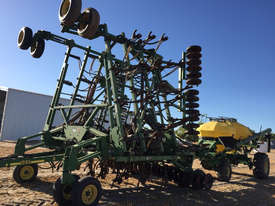John Deere 1820 and 1900 Air Seeder Complete Single Brand Seeding/Planting Equip - picture0' - Click to enlarge