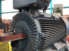 670 kw 900 hp 2 pole 690 volt AC Electric Motor - picture0' - Click to enlarge