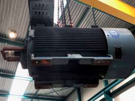 670 kw 900 hp 2 pole 690 volt AC Electric Motor - picture0' - Click to enlarge