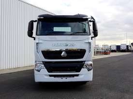 New Diamond Reo T7 6x4 540HP Sleeper Cab Prime Mover - picture1' - Click to enlarge