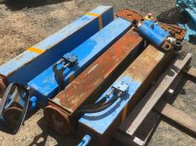 Hydraulic lifting rams - picture0' - Click to enlarge