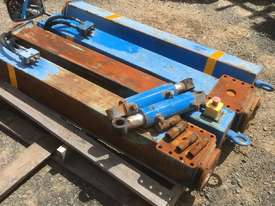 Hydraulic lifting rams - picture1' - Click to enlarge