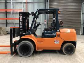 Toyota 4 Tonne Dual Wheel / Wide Carriage Forklift - picture0' - Click to enlarge