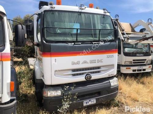 2004 Mack Quantum Chas Cab