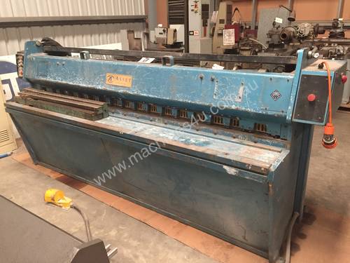 Used Edwards 2550mm x 4mm Hydraulic Guillotine