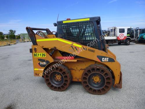 2010 Caterpillar 242B Enclosed Cabin Wheeled Skid Steer (MR140)