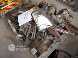 PALLET COMPRISING OF VE COMMODORE PARTS - picture0' - Click to enlarge