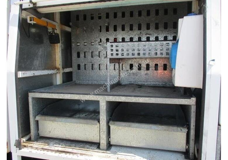 caption Isuzu NQR450