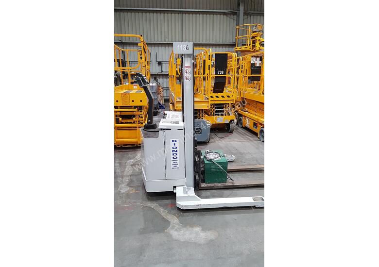 caption Crown 30WTF106A Walkie Stacker