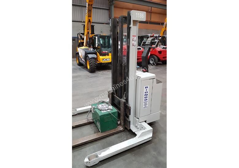 caption Crown 30WTF106A Walkie Stacker