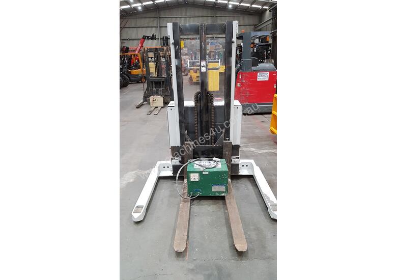 caption Crown 30WTF106A Walkie Stacker