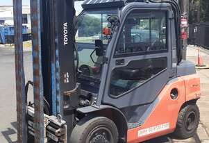 ACTIVE FORKLIFTS - 2016 Toyota 3.5 Ton forklift 4.5m Lift Side shift Twin Pallet handler Enclosed AC