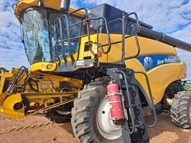 2011 New Holland CR9090 Combine - Base Unit - picture0' - Click to enlarge