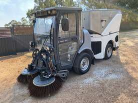 HAKO CITYMASTER 1600 STREET SWEEPER - picture0' - Click to enlarge