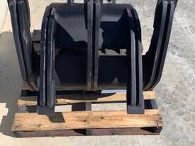 MANUAL GRAPPLE 15 TONNE SYDNEY BUCKETS - picture2' - Click to enlarge