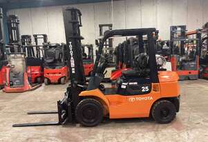 Late model Toyota 7FG25 with 360 rotator SS solid tires fully operational no smoke no leak!!!