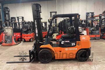 Late model Toyota 7FG25 with 360 rotator SS solid tires fully operational no smoke no leak!!!