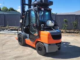 Toyota Forklift 3.5T Late model Fully Enclosed cab - picture2' - Click to enlarge