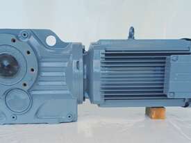 SEW Eurodrive Electric Motor 5.5 kW Reduction Gearbox  Model: DRE132M4 Output RPM : 81  Ratio : 17. - picture2' - Click to enlarge